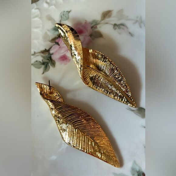 Gold leaf stud earrings A67 - Picture 4 of 6